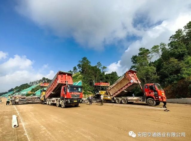 廣西南玉珠項目水穩(wěn)攤鋪底基層施工